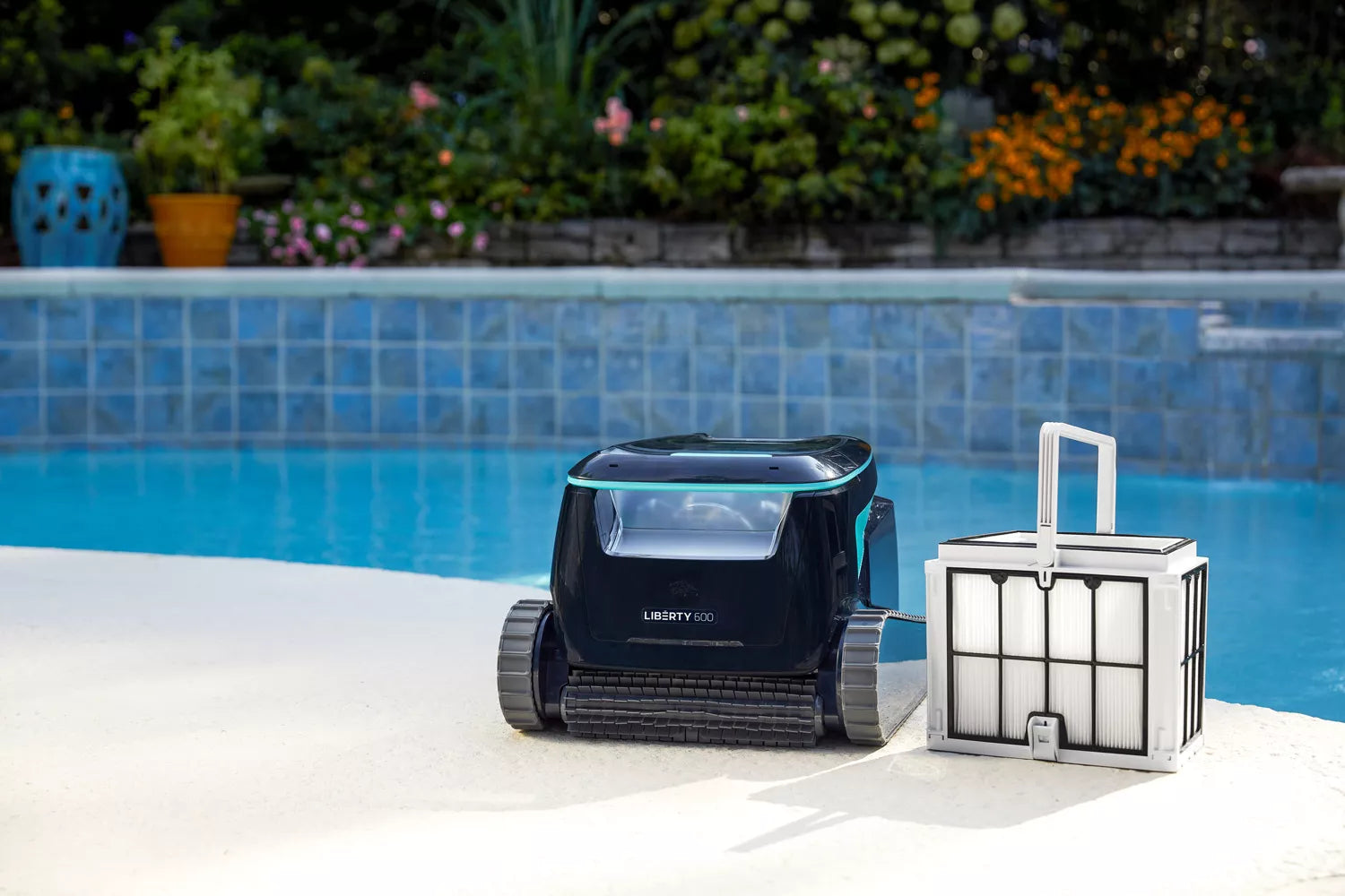 Dolphin Liberty 600 Poolroboter Kabellos – Bis 15 m – Treppenreinigung, App, 2 Wochen Betrieb, Boden Wand Wasserlinie