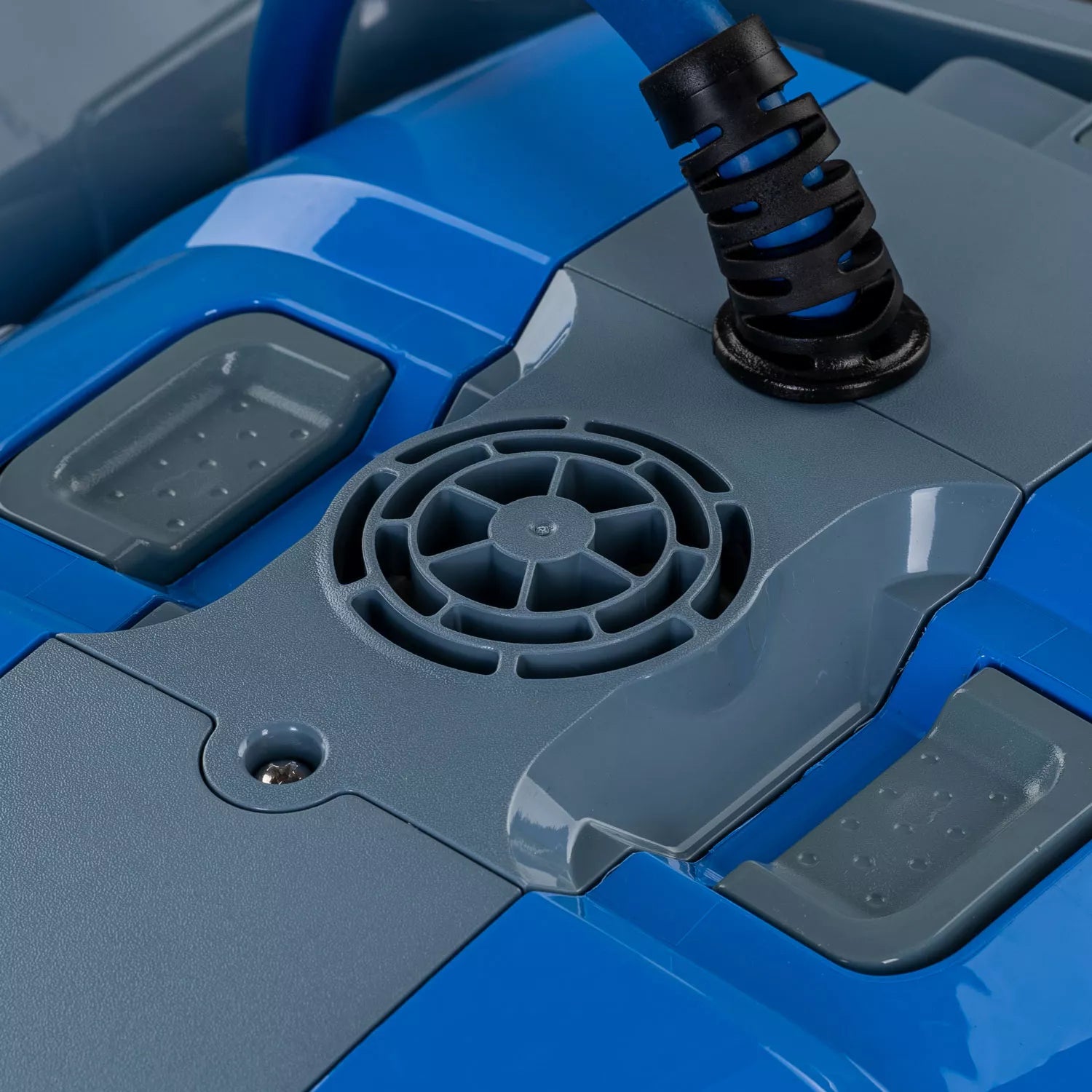 Dolphin M400 Poolroboter mit Wochen-Timer – Bis 12x4 m – App-Steuerung, Boden Wand Wasserlinie, Combi-Bürsten
